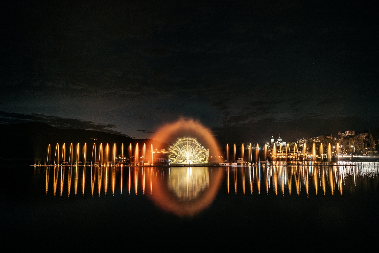 фонтан на озере